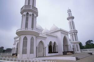 a a maioria lindo arquitetônico Elias ahmed chowdhury Faculdade jam masjid dentro Bangladesh debaixo a azul céu foto