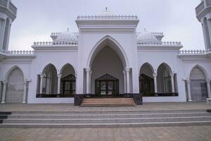 a a maioria lindo arquitetônico Elias ahmed chowdhury Faculdade jam masjid dentro Bangladesh debaixo a azul céu foto