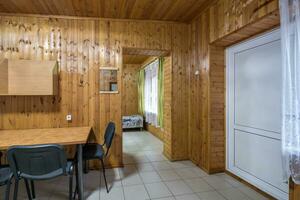 mesa com cadeiras e sofá dentro Entrada corredor do quarto de hóspedes dentro de madeira país eco casa foto