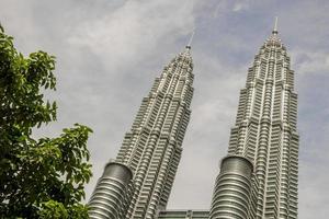 torres gêmeas petronas em kuala lumpur, malásia. foto