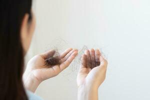 mulheres com cabelo perda e saúde problemas foto