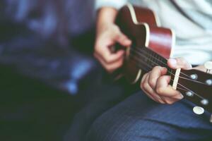 acústico guitarra fechar acima com lindo iluminação com vintage conceito foto