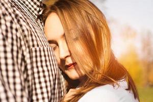 casal romântico no parque outono - conceito de amor, relacionamento e namoro foto