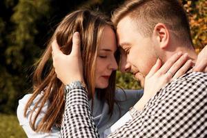 casal romântico no parque outono - conceito de amor, relacionamento e namoro foto
