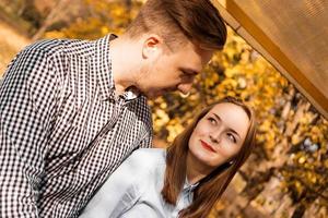 casal romântico no parque outono - conceito de amor, relacionamento e namoro foto