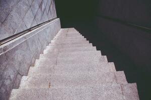 escadaria. metrô Escadaria velho dentro Sombrio noite isolado, concreto escadas dentro a cidade, pedra granito escada passos frequentemente visto em monumentos e marcos, indo abaixo. arquitetônico detalhes interiores foto