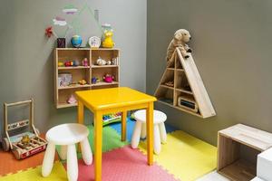 área de recreação infantil com brinquedos e móveis foto