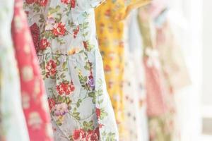 vestidos de menina floral padrão na loja foto