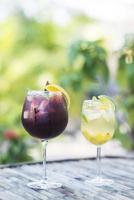 coquetéis de sangria de vinho tinto e branco ao ar livre foto