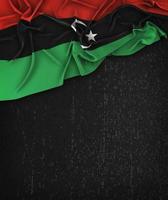 Bandeira da Líbia vintage em um quadro negro grunge com espaço para texto foto