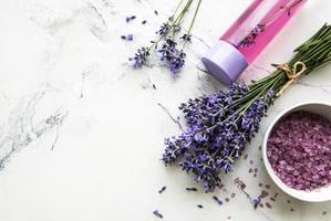 cosmético de ervas naturais com lavanda foto