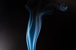 fumaça azul sobre fundo preto, resumo de fumaça foto