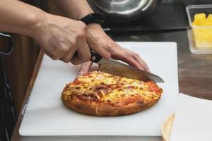 chef preparando pizza, o processo de fazer pizza foto