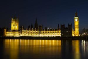 big ben e a casa do parlamento à noite foto