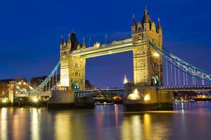 Tower Bridge à noite em Londres Reino Unido foto