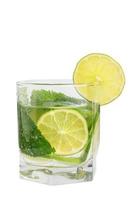 uma bebida refrescante em um copo com isolado de menta e limão foto