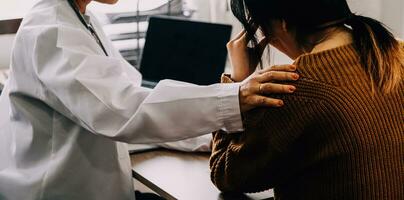 fêmea médicos mexe mãos com pacientes encorajando cada de outros para oferta amor, preocupação, e encorajamento enquanto verificação a pacientes saúde. conceito do remédio. foto