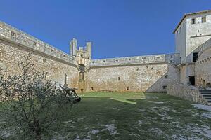 Visão dentro a histórico castelo do a Ístria Vila do Svetvincenat foto