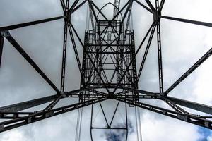 postes para a passagem do teleférico que leva ao refúgio rosetta em san martino di castrozza, trento, itália foto