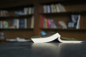 livro aberto e um lápis na mesa de madeira foto