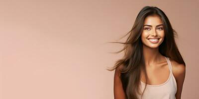 sorrindo jovem mulher com bronzeada pele e grandes preparado cabelo isolado em plano bege pastel fundo com cópia de espaço. modelo para bandeira do Cosmético produtos, beleza salão e odontologia. ai generativo foto