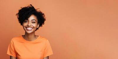 sorrindo jovem mulher com Sombrio pele e curto preparado cabelo isolado em plano laranja pastel fundo com cópia de espaço. modelo para bandeira do Cosmético produtos, beleza salão e odontologia. ai generativo foto