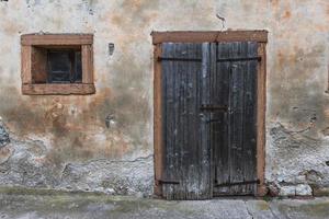 2021 07 17 porta lago di santa croce com moldura vermelha foto