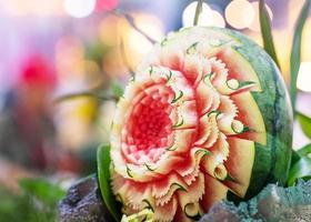 esculturas de frutas e vegetais, decoração com esculturas de frutas tailandesas