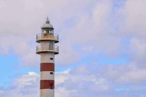 farol branco e vermelho foto