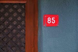 casa número decorativo letras em uma tijolo muro. foto