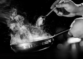 chef preparando comida na cozinha, chef cozinhando foto