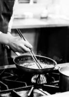 chef cozinhando em uma cozinha, preto e branco foto