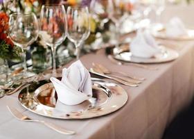 configuração de mesa para um evento de casamento ou jantar, com flores