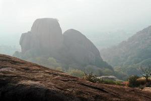 montanha rochosa com névoa foto