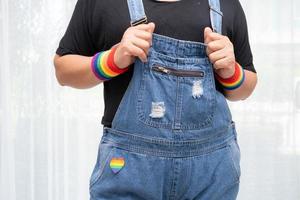 senhora asiática usando pulseiras com bandeira do arco-íris, símbolo da lgbt foto