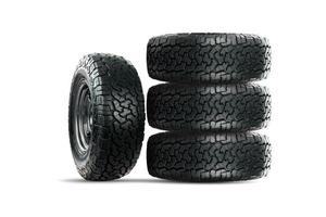 conjunto de pneus de carro de 4 rodas isolado no fundo branco. foto