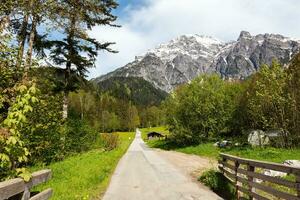 montanha panorama com majestoso picos, exuberante vegetação. natureza fotografia. cênica, ao ar livre, aventura, viagem, caminhada, região selvagem, exploração. Alpes, tirol e Áustria. foto