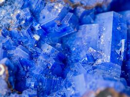 macro mineral pedra azul água-marinha e cristais em branco fundo fechar acima foto