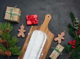 Natal pastelaria roubado borrifado com em pó açúcar em a mesa, festivo sobremesa foto