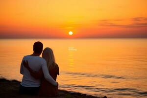 caucasiano casal abraçando cada de outros às de praia durante pôr do sol foto