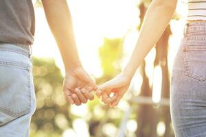 mulher e homem segurando mãos, feliz casal amor dentro a jardim. conceito casal amante namorados dia foto