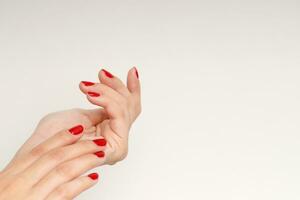 lindo fêmea mão pintura acrílico gel vermelho unhas. moda estilo. foto