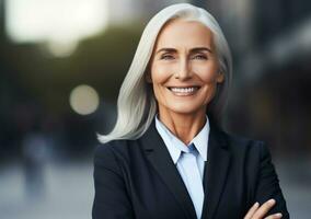 feliz mulher dentro terno carrinhos ao ar livre dentro frente do escritório. retrato do ativo confiante meia idade mulher. ai generativo foto