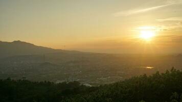 pôr do sol Visão com céu, nuvem, Rajabasa montanha dentro lampung Visão a partir de bukit Aslan ou Aslan Colina foto