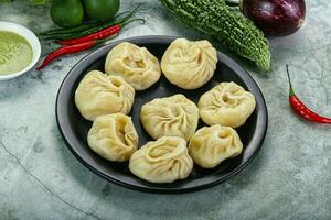 nepalês cozido no vapor dumplings momo com sause foto