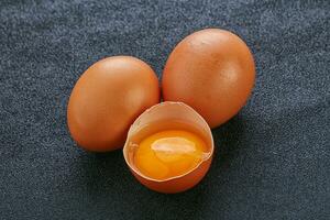 ovos de galinha frescos com gema foto
