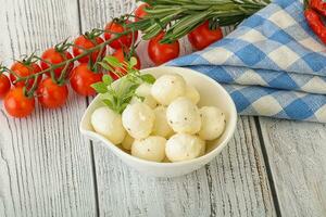 bolas de queijo mussarela na tigela foto