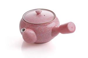 bule de chá rosa em fundo branco foto