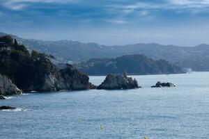 pedras e mar em a Mediterrâneo costa, costa brava Catalana foto