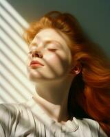retrato do jovem vermelho cabelo fêmea modelo olhando raios luz sombra sobreposição em dela face, calma emocional expressão, ai gerado foto